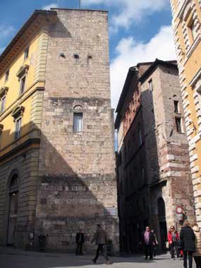 Siena, casa-torre dei Malavolti e dei Montanini, via Montanini.