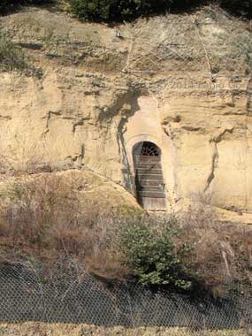 siena, una grotta scavata nel tufo