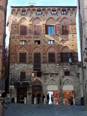 Siena, palazzo Lombardi, stile gotico