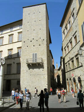 Siena, casa-torre dei Forrteguerri, piazza di Postierla, detta dei Quattro Cantoni.